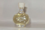Photo © Les-parfums.info le site Ricci Nina - Capricci - Bouchon siglé NR hauteur 4.8 cm Photo © Les-parfums.info le site Ricci Nina - Capricci - Bouchon siglé NR hauteur 4.8 cm