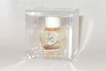 Photo © Les-parfums.info le site Schiaparelli - Le Six - Cube plastique transparent 1 ml Photo © Les-parfums.info le site Schiaparelli - Le Six - Cube plastique transparent 1 ml