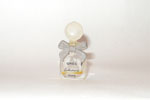 Photo © Les-parfums.info le site Grès - Cabochard - Noeud plastique gris hauteur 3.6 cm Photo © Les-parfums.info le site Grès - Cabochard - Noeud plastique gris hauteur 3.6 cm