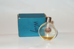 Photo © Les-parfums.info le site Worth - Je Reviens - 1.4 cc teine cahoutchouc bouchon plastique Photo © Les-parfums.info le site Worth - Je Reviens - 1.4 cc teine cahoutchouc bouchon plastique