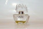 Photo © Les-parfums.info le site Molyneux - Vivre - Flacon du parfum Factice Hauteur 7.3 cm Photo © Les-parfums.info le site Molyneux - Vivre - Flacon du parfum Factice Hauteur 7.3 cm