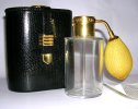 Photo © Les-parfums.info le site Guerlain - Flacon de voyage - Flacon de voyage en Baccarat pochette en cuir noir structuré