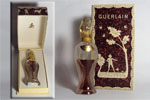 Photo&nbsp;&copy;&nbsp;Les-parfums.info le site Guerlain - L'Heure Bleue - Flacon type Amphore 1955 bouchon tulipe en verre hauteur 11.5 cm drapé givré 15 ml
