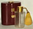 Photo&nbsp;&copy;&nbsp;Les-parfums.info le site Guerlain - Flacon de voyage - Flacon de voyage en Baccarat pochette en cuir marron lisse