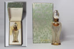 Photo © Les-parfums.info le site Guerlain - Chamade - Flacon type Amphore 1955 bouchon tulipe en verre hauteur 11.5 cm drapé givré 15 ml