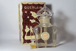 Photo © Les-parfums.info le site Guerlain - L'Heure Bleue - Flacon du parfum 250 ml Hauteur 16.5 cm Baccarat bouchon émeri 