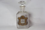 Photo © Les-parfums.info le site Guerlain - Rococo à la Parisienne - Flacon standart carré hauteur 11.8 cm avec armoirie au dos