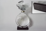 Photo © Les-parfums.info le site Guerlain - Parure - Flacon du parfums hauteur 14,8 cm étiquette parrure autour du goulot socle en bakélite