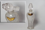 Photo © Les-parfums.info le site Guerlain - Vega -  Flacon type Amphore 1955 bouchon tulipe en verre hauteur 11.5 cm drapé givré 15 ml bouchon en verre émerisé