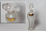 Photo&nbsp;&copy;&nbsp;Les-parfums.info le site Guerlain - Vega -  Flacon type Amphore 1955 bouchon tulipe en verre hauteur 11.5 cm drapé givré 15 ml bouchon en verre émerisé