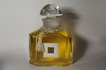 Photo © Les-parfums.info le site Guerlain - Fleur de Feu - Flacon du parfum bouchon quadrilobé 500 ml bouchon émeri ht 17 cm cristal de Baccarat signé