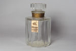 Photo © Les-parfums.info le site Le Galion - Sortilège - Bochon usiné Hauteur 6.5 cm Factice étiquette doré sur le bouchon étique Photo © Les-parfums.info le site Le Galion - Sortilège - Bochon usiné Hauteur 6.5 cm Factice étiquette doré sur le bouchon étique