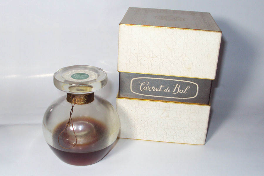 Flacon Carnet de Bal de Revillon Flacon 4 fl oz Bouchon Emeri hauteur 9 cm environ representant un verre de cognac 