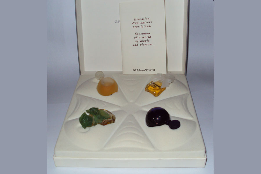 Miniature Coffret Evocation de Grès et Worth Minis Grès : Cabochard eau de parfum 3.2 ml Cabotine eau de parfum 3.2 ml  Worth : Je Reviens eau de parfum 7 ml Dans la Nuit eau de parfum 7 ml  