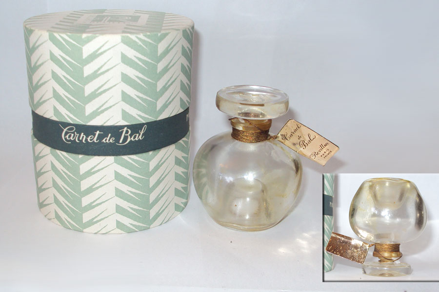 Flacon Carnet de bal de Revillon Flacon 2 fl oz Bouchon Emeri representant un verre de cognac hauteur 6 cm environ 