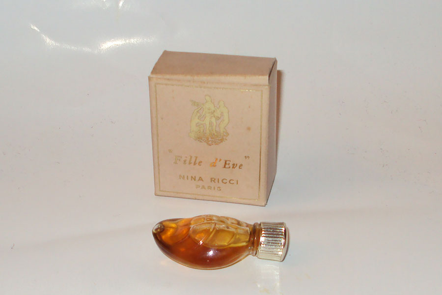 Miniature Fille D'Eve de Ricci Nina Bouchon plastique tétine caoutchouc  