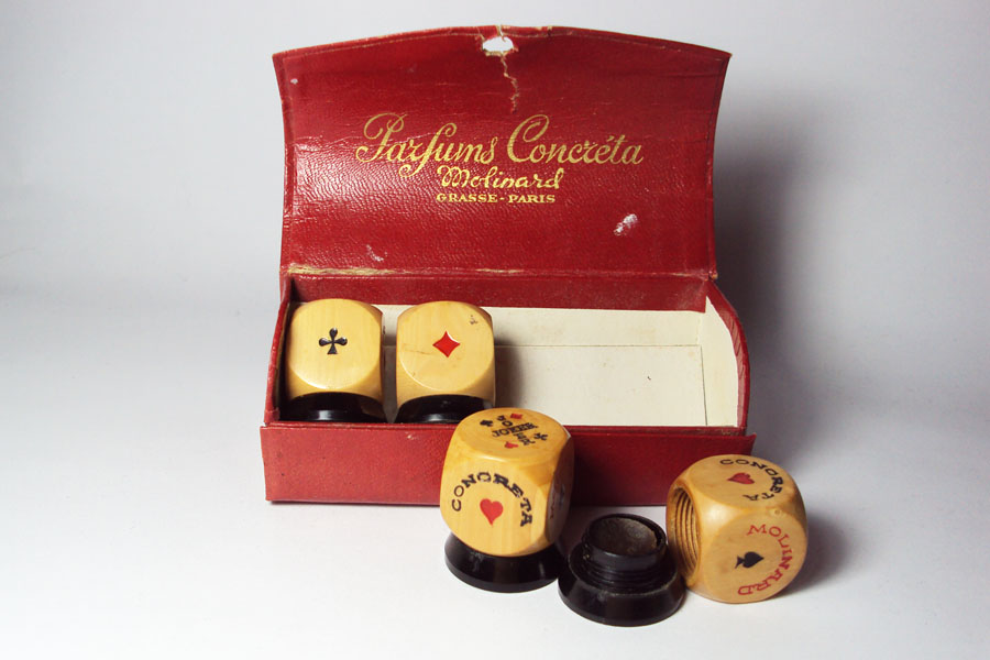 Concréte Petit coffret de   4 Concreta de Molinard 4 petits dés en bois sur socle  