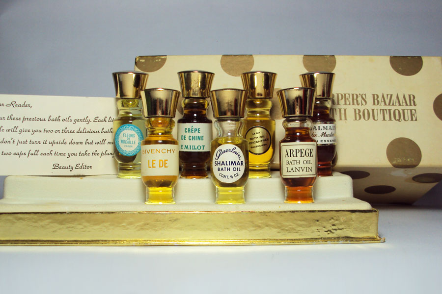 Miniature Harper's Bazaar Bath Boutique de Coffret Fleurs de Rocaille de Caron, Crêpe de chine de Millot, Le Dix de Balenciaga, Jolie Madame de Balmain, Le Dé de Givenchy, Shalimar de Guerlain, Arpège de Lavin, 