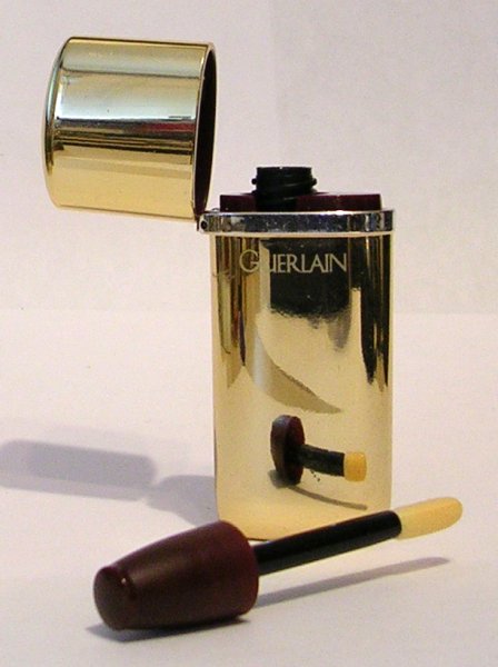 Divers Bijou de Guerlain Briquet a parfum en plastique offert vide 