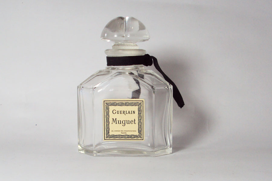 Photo © Muguet - Flacon du parfum bouchon quadrilobé 