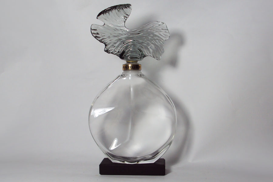 Photo&nbsp;&copy;&nbsp;Parure - Flacon du parfum hauteur 21 cm environ 