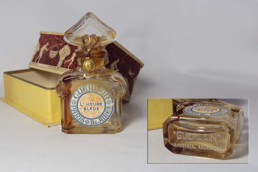 Photo&nbsp;&copy;&nbsp;L'Heure bleue -  Flacon du parfum dit flacon bouchon coeur Hauteur 8.1 cm en cristal bouchon émeri Inscription Bs Aires sur l'étiquette et Industria Argentina en dessous du flacon