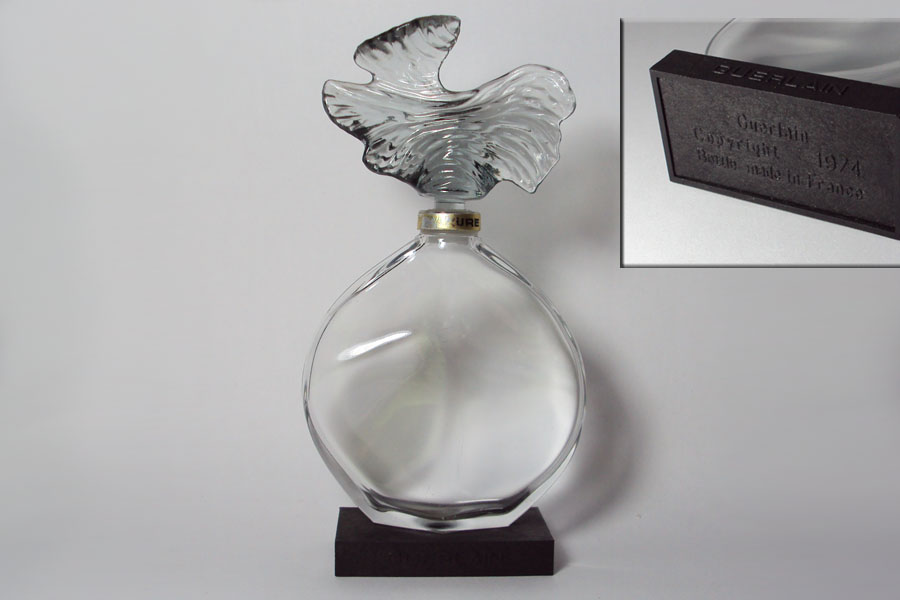 Flacon Parure de Guerlain Flacon du parfums hauteur 14,8 cm étiquette parrure autour du goulot socle en bakélite 
