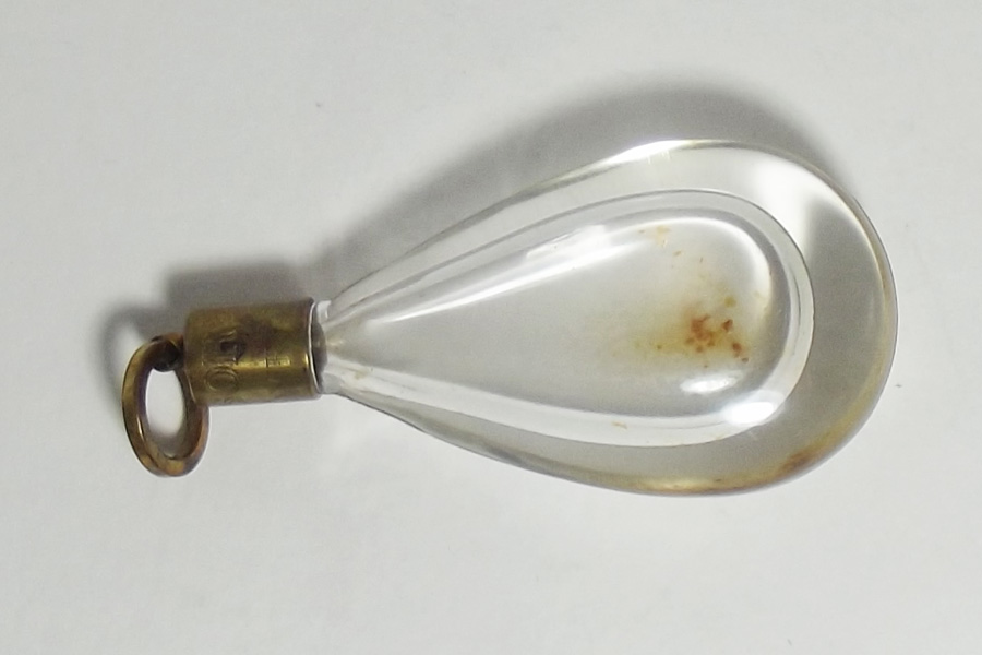 Photo&nbsp;&copy;&nbsp;Trésor - Flacon de sac longeur 9 cm vide