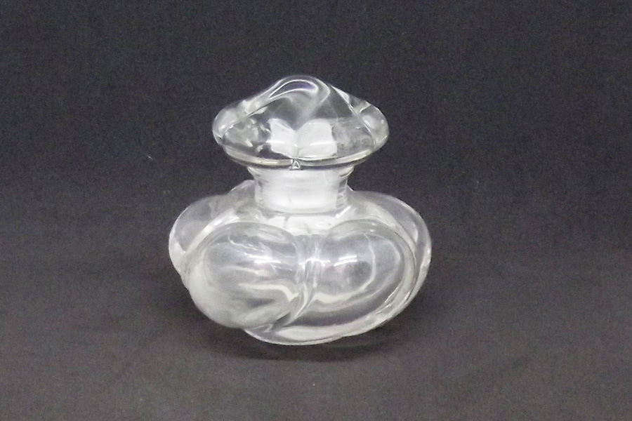 Photo&nbsp;&copy;&nbsp;Pois de senteur - Flacon du parfum Hauteur 5.5 cm VIDe