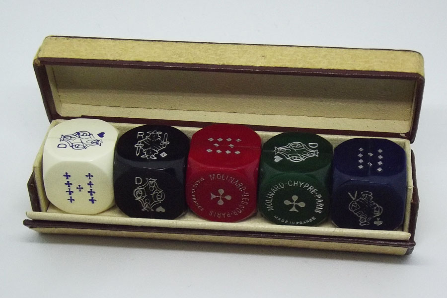 Photo&nbsp;&copy;&nbsp;Petit coffret 5 Concreta Dé Poker - Petit dés en plastique Chypre Habanita Iles D'Or Jasmin et Fleurettes